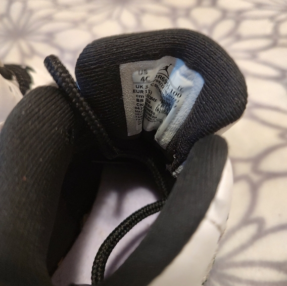 Black/white jordans - Picture 10 of 10